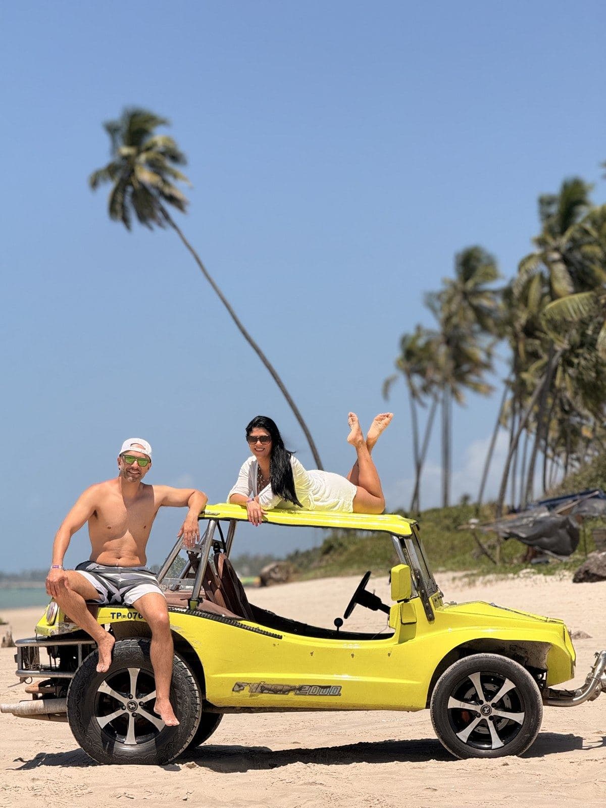 Casal com o buggy amarelo na praia em Porto de Galinhas